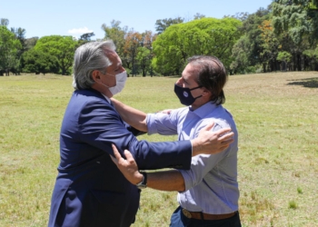Buen anfitrión: Lacalle Pou sirvió un asado uruguayo a Alberto Fernández