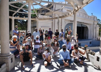Los vecinos llenaron de flores el Teatro del Lago
