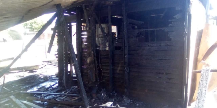 Dos familias en la calle por un voraz incendio en Las Quintas