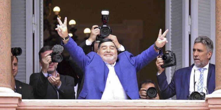 Diego Armando Maradona, el hombre que hizo feliz a todo un país