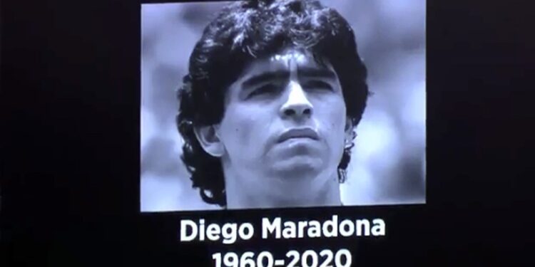 El homenaje a Maradona en el Etihad Stadium con gol incluído a Inglaterra en México 1986