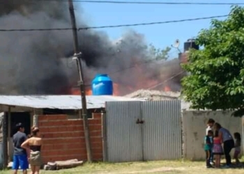 Dos familias en la calle por un voraz incendio en Las Quintas