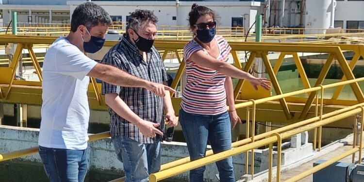 Las autoridades competentes recorren la toma de agua de Punta Lara