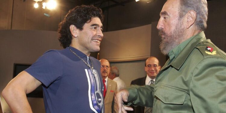 Maradona junto al líder cubano Fidel Castro