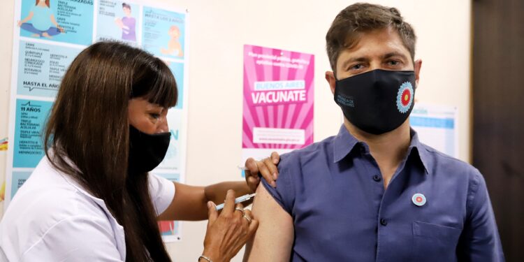 El gobernador Axel Kicillof se dio ayer la vacuna contra el Covid19