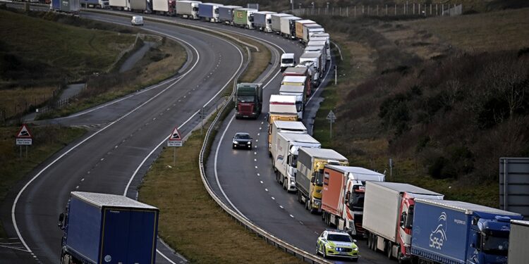 Mientras largas filas de camiones siguen varados, en el Reino Unido se teme el desabastecimiento
