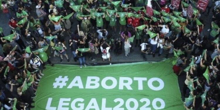 Pese a algunos votos emblemáticos en contra, como el del jefe de bloque oficial, José Mayans, la ley sobre el aborto había logrado un notorio y bullicioso respaldo social