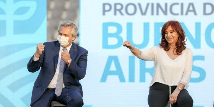 El presidente Alberto Fernández y la vicepresidenta Cristina Fernández de Kirchner en el acto en La Plata