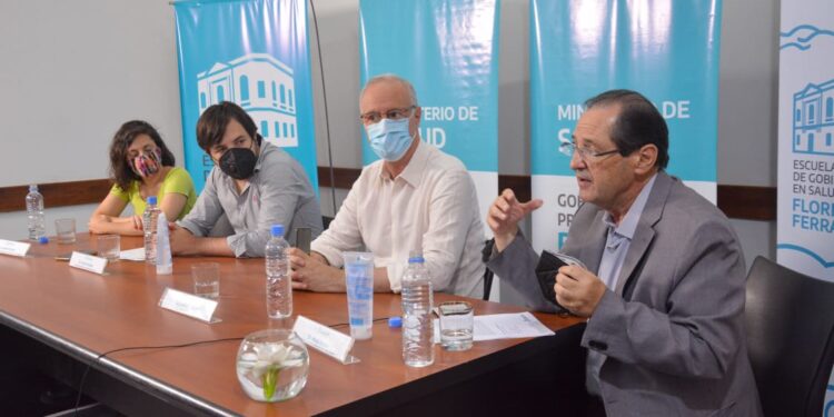 El ministro de Salud de la Provincia, Daniel Gollan, junto a su equipo en el anuncio del plan para combatir el dengue