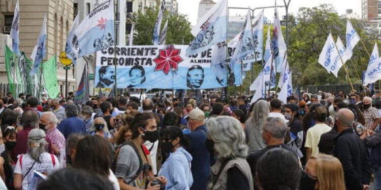 Partidarios del Frente de Todos se manifestaron contra el fallo de la Corte en el Palacio de Tribunales