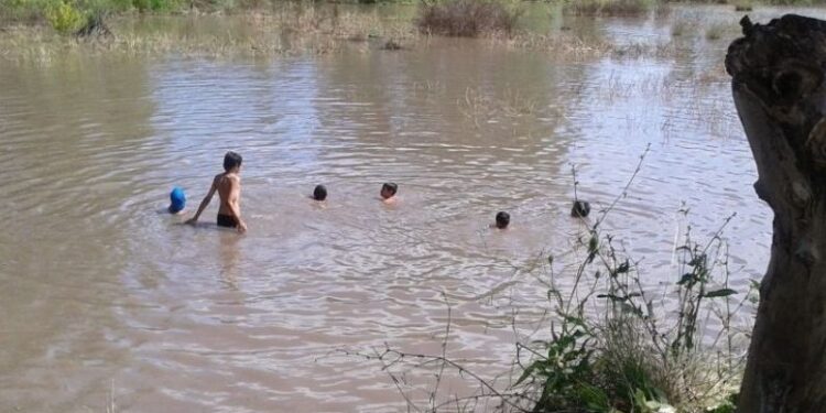 Los chicos suelen refrescarse en espejos de agua peligrosos. Uno de ellos es la laguna del Aeroclub en el camino a Punta Lara