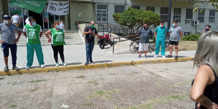 Trabajadores del Hospital San Juan de Dios temen por la continuidad de sus fuentes laborales