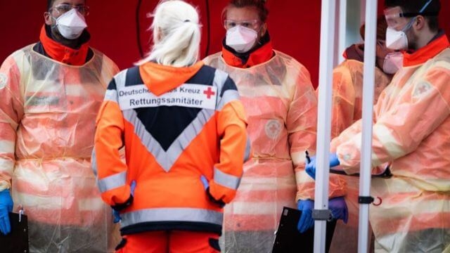 Con casi 1.200 muertos por día y las funerarias colapsadas en ciertos estados, Alemania aumenta las restricciones (BBC)