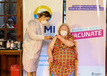 Comenzó la vacunación de adultos mayores y docentes que integran grupos de riesgo