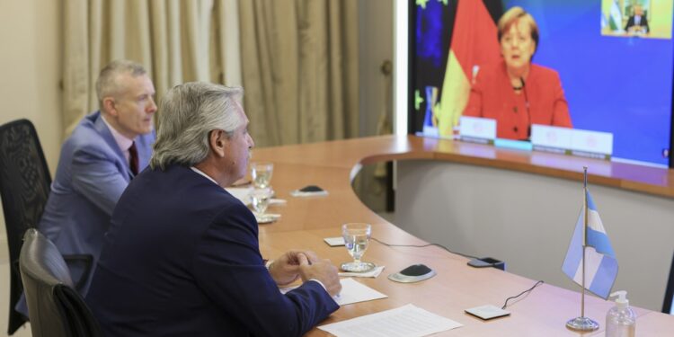 El presidente Alberto Fernández desarrolló una intensa actividad con una videoconferencia con Angela Merkel y una visita a Chile, tras confirma a Felipe Solá al frente de la Cancillería