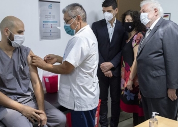 Arrancó segunda etapa de la vacunación y Ginés dijo que el país «se aseguró 51 millones de dosis»
