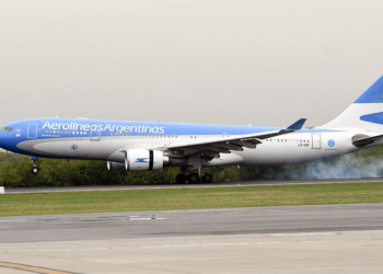 Llegó a Ezeiza el tercer vuelo de Aerolíneas Argentinas con vacunas desde Moscú