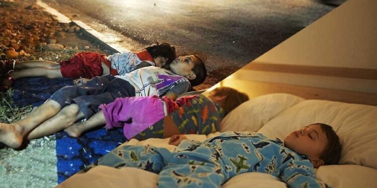 Los niños de una familia de refugiados sirios desplazados usan adoquines como almohadas y la acera como cama en la ciudad de Erbil, en Iraq (Emrah Yorulmaz / Ugur Gallen / Cultura Inquieta)