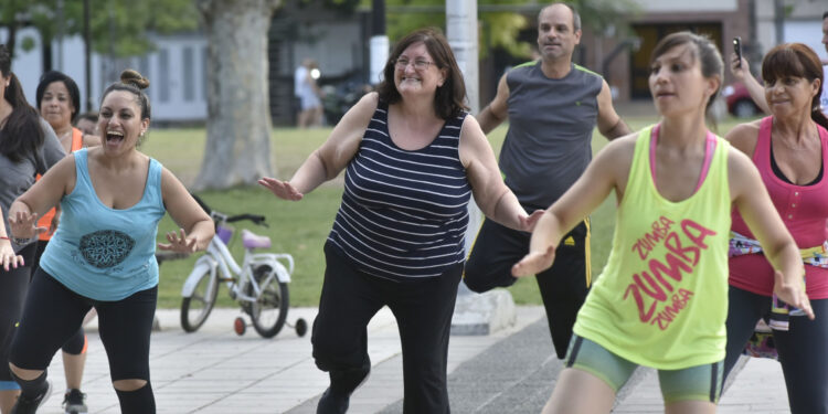 En plazas y parques se pueden realizar actividades físicas durante el verano