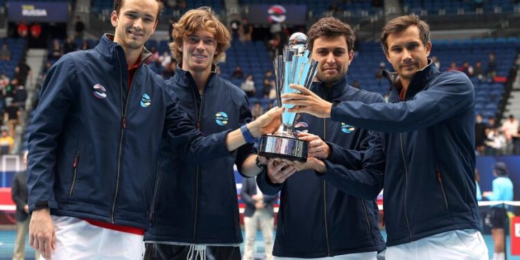 De izquierda a derecha, Medvedev, Rublev y Karatsev y el resto del equipo ruso que ganó la ATP Cup. Los tres están entre los mejores del Abierto de Australia