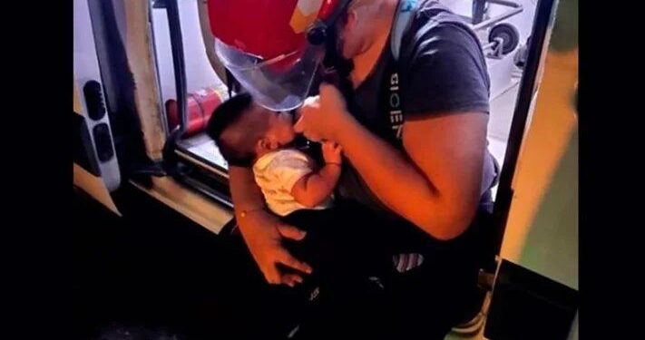 La imagen que se viralizó de la mamá bombera amamantando a su pequeño bebé