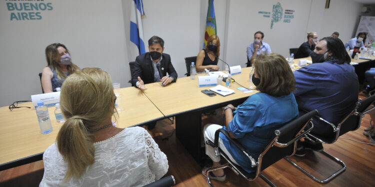 La reunión de ayer con los gremios docentes, de la que participó el gobernador Axel Kicillof (foto Gobernación)