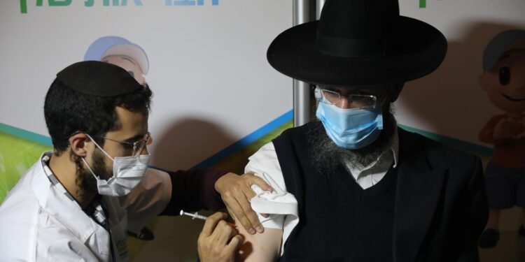 La vacunación en Israel redujo 96% los contagios y 98% los problemas respiratorios. En tanto, la mortalidad se redujo en un 98,9% entre la población vacunada (elperiodico.com)