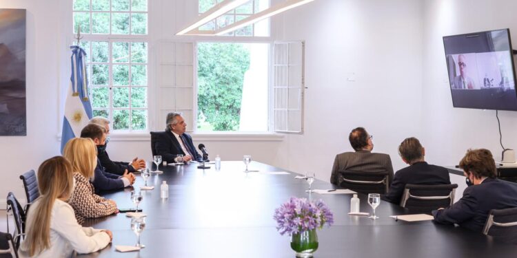 El presidente Alberto Fernández mantuvo esta mañana una videoconferencia desde la residencia de Olivos con ejecutivos de la firma Whirlpool