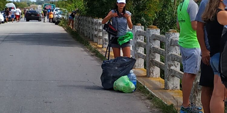 Galería de fotos y videos. Vecinos salieron a limpiar el arroyo El Pescado