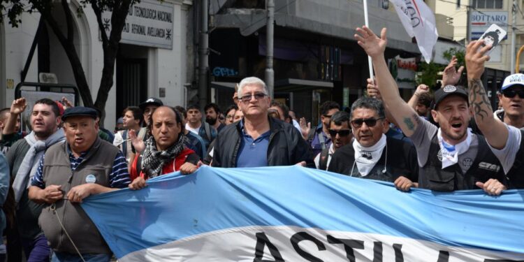 Los trabajadores de Astillero Río Santiago durante una de las tantas marchas para lograr mejoras salariales