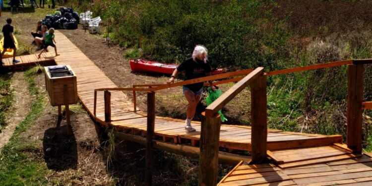 Galería de fotos y videos. Vecinos salieron a limpiar el arroyo El Pescado