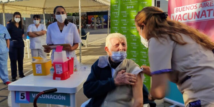 A sus 101 años, Juan Hernández de la localidad de Marcos Paz, puso el hombro para la vacuna contra el coronavirus