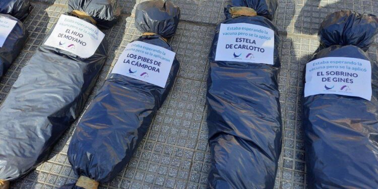 Las bolsas mortuorias que pusieron los opositores al gobierno frente a la Casa Rosada