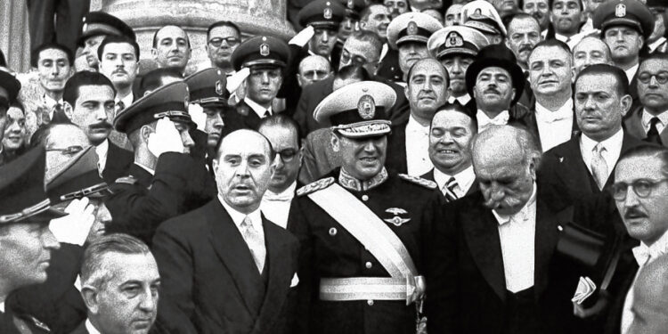 Juan Domingo Perón, vestido de militar, y Juan Hortensio Quijano, a su derecha en la foto (Crédito: Diario Río Negro)