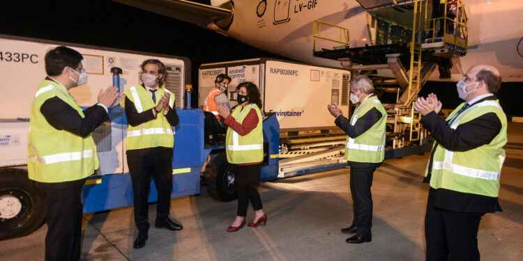 La llegada del avión con las vacunas para los docentes en Ezeiza