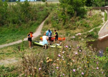 Galería de fotos y videos. Vecinos salieron a limpiar el arroyo El Pescado