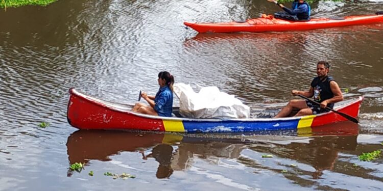 Galería de fotos y videos. Vecinos salieron a limpiar el arroyo El Pescado