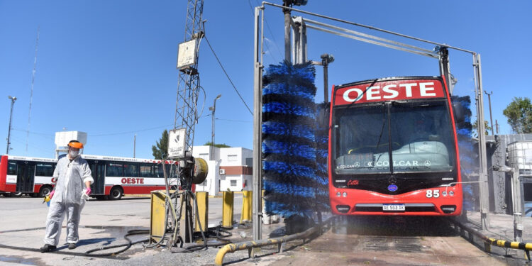 Un micro de la línea Oeste en plena tarea de limpieza y desinfección