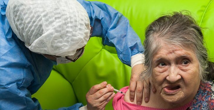 María Elena Ulloa Jhoustou, la vecina de 107 años, es vacunada en Puerto San Julián