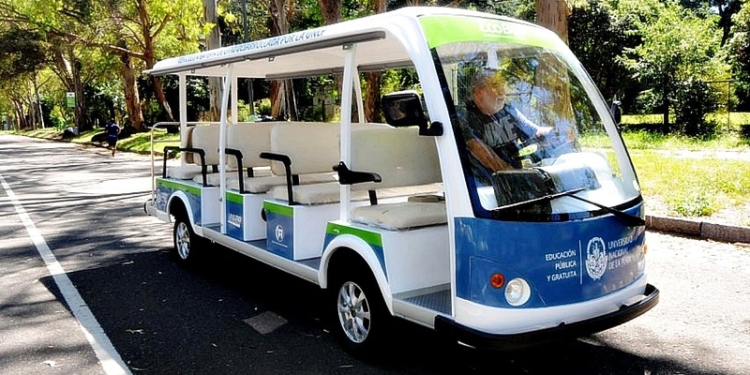 El micrito que transporta estudiantes y docentes entre las facultades del Bosque