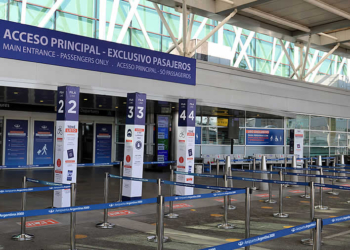 Por nuevas cepas, quedan suspendidos desde el sábado los vuelos de Brasil, Chile y México
