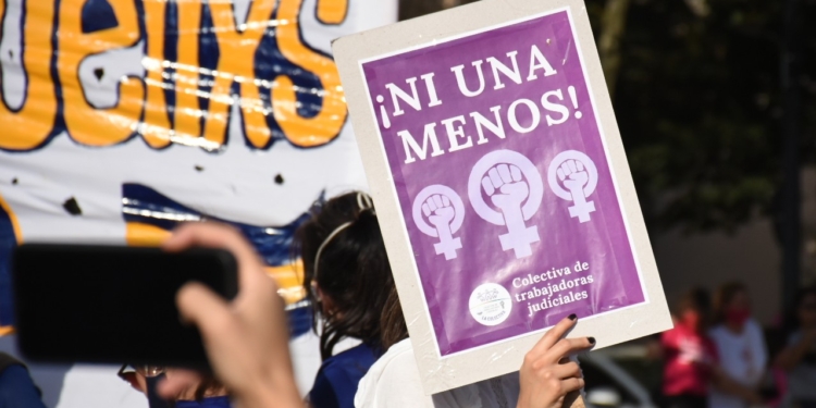 Masiva movilización de mujeres por el 8M en el epicentro de La Plata
