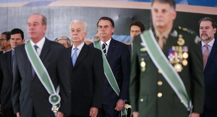 Jair Bolsonaro realizó cambios en seis ministerios y recibió la renuncia de la cúpula de las Fuerzas Armadas