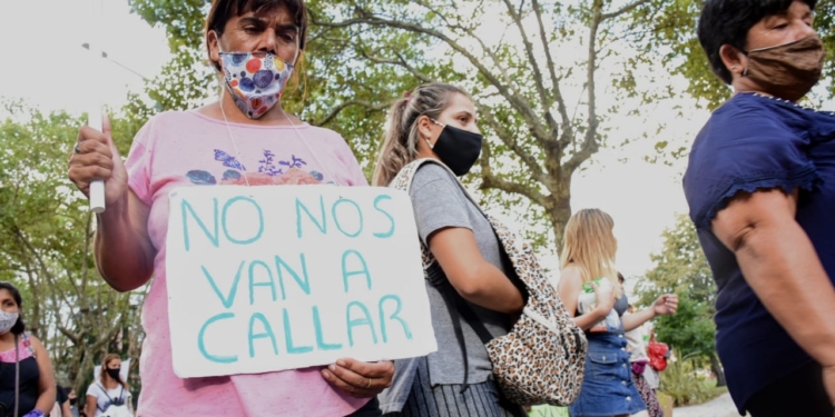 Masiva movilización de mujeres por el 8M en el epicentro de La Plata