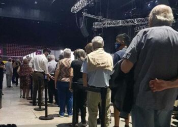 Largas colas y falta de distanciamiento, en el inicio de la vacunación a adultos mayores en Capital