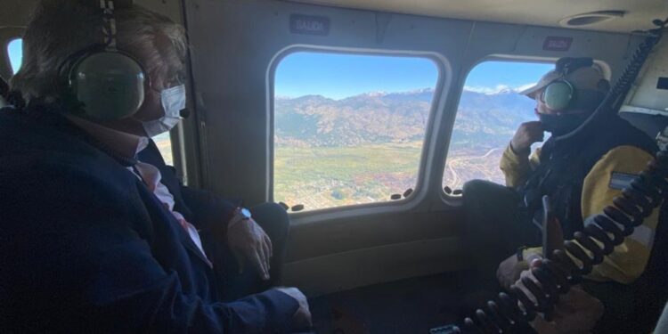 El Presidente realiza un sobrevuelo en helicóptero por las zona afectadas por los incendios