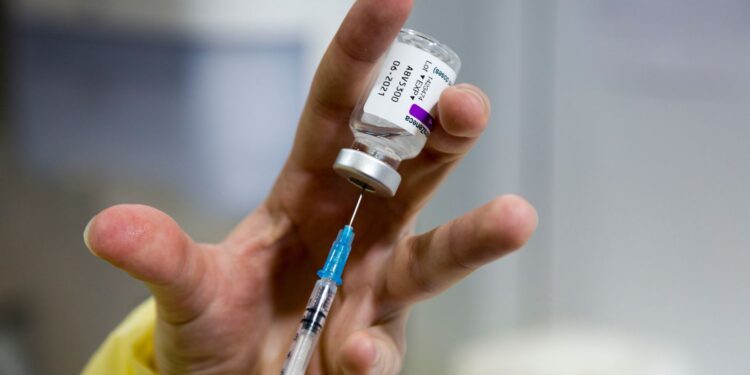 Preparación de una dosis de la vacuna de AstraZeneca en un centro de vacunación contra la covid en Luxemburgo. Delmi ALVAREZ.