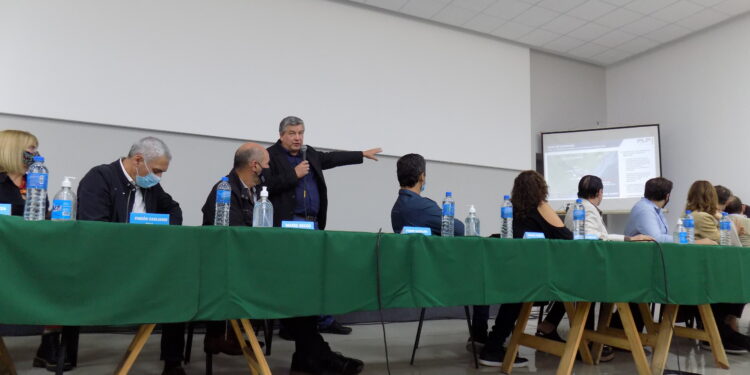 El encuentro que se llevó a cabo en el Salón Malvinas de Ensenada para debatir sobre la importancia del Canal de Magdalena
