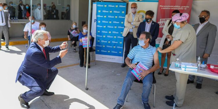 El Presidente toma una fotografía a un argentino que se vacunó hoy en Ituzaingó (Fotos: Presidencia de la Nación)