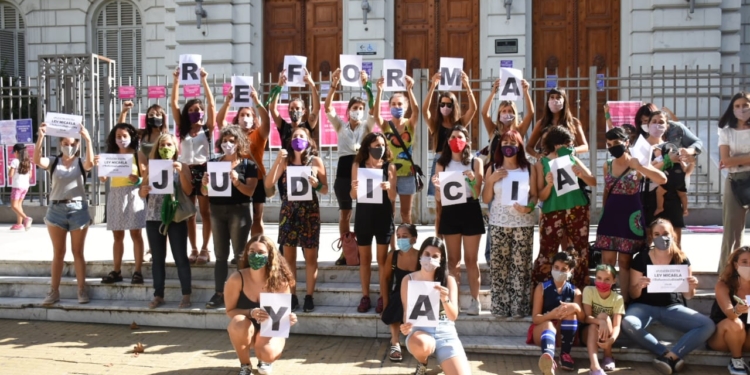 Masiva movilización de mujeres por el 8M en el epicentro de La Plata